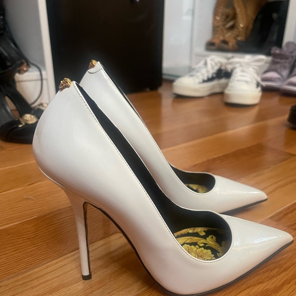 Versace white patent pumps / heels size 37. New without box. - Picture 6 of 16